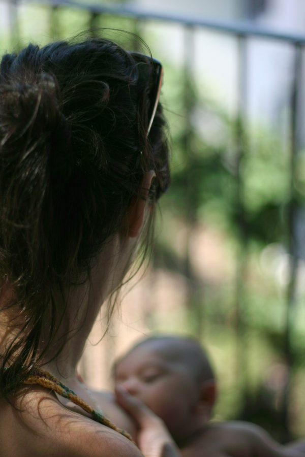http://momfatale.gr/ olia breastfeeding D.