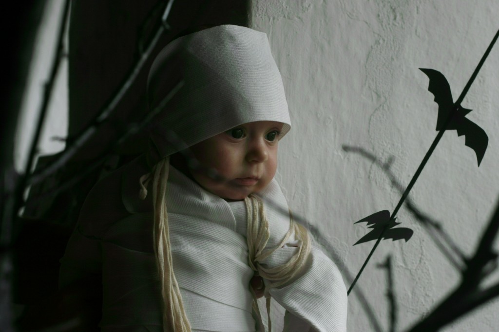 https://momfatale.gr/ halloween 2012 baby in mummy diy costume
